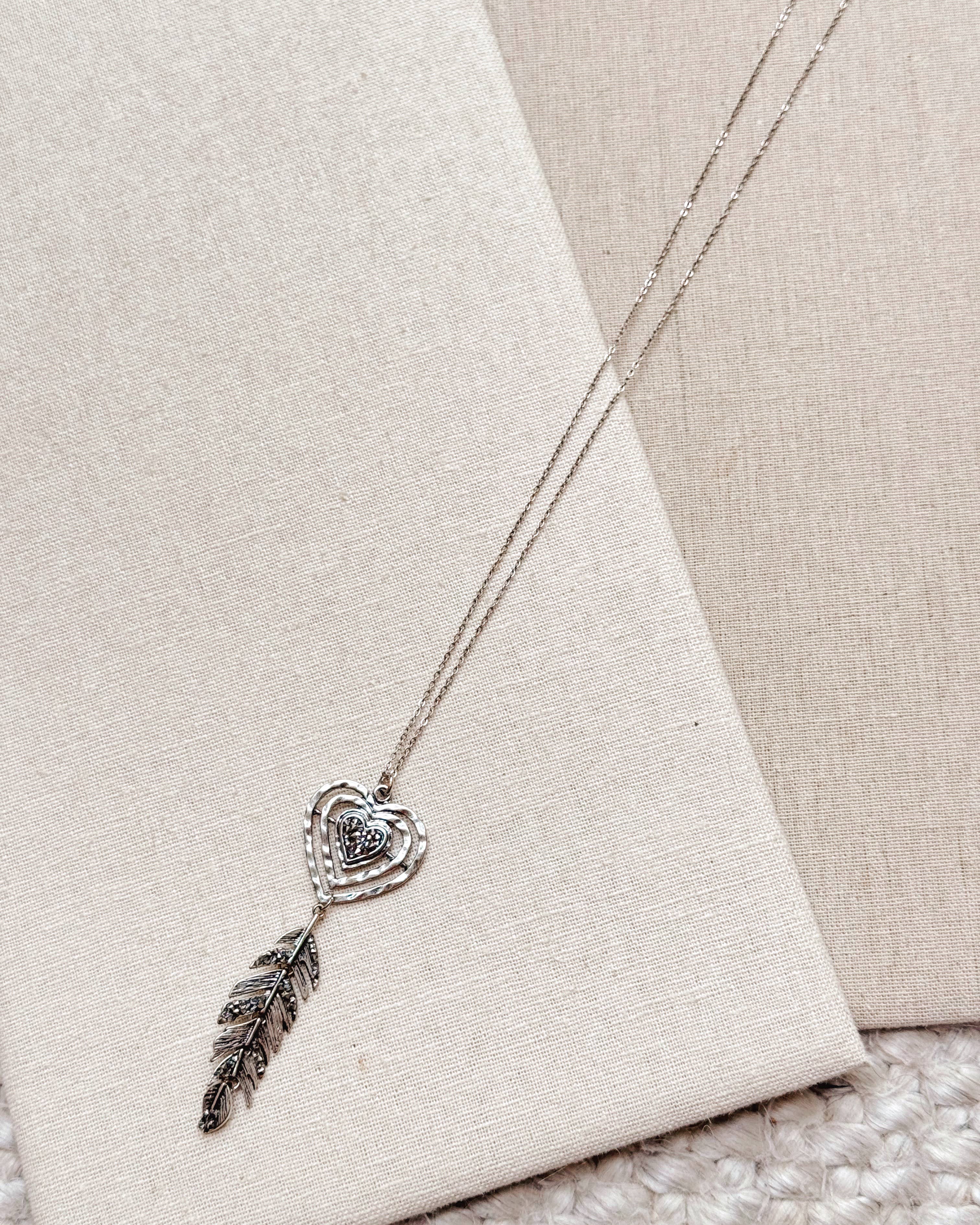 Gracie Rose Designs - Vente Colliers à pendentif - Collier à pendentif en forme de cœur en fausse hématite en argent antique1