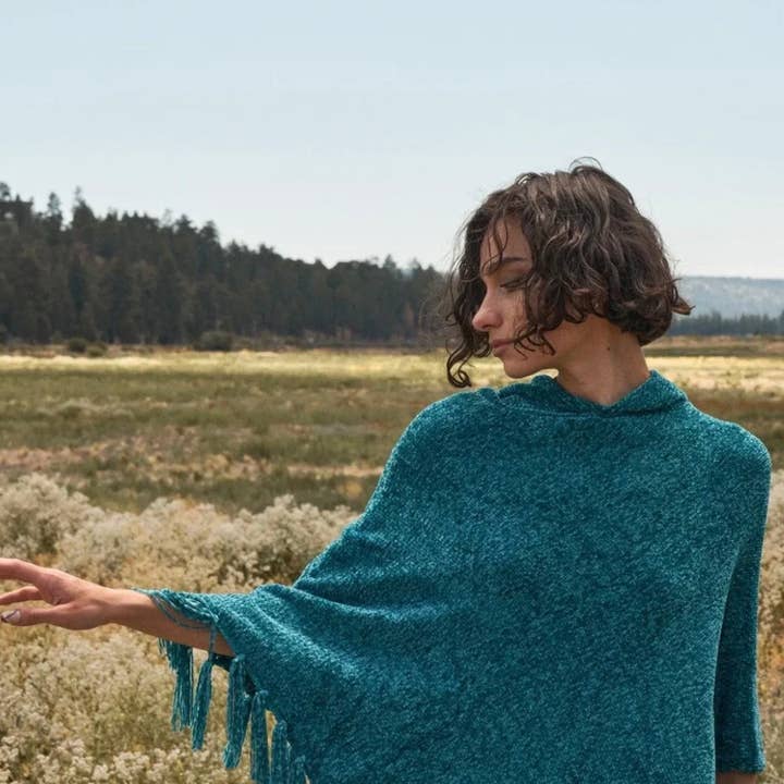 Poncho de Punto con Capucha Wanderer para venta al por mayor de Earthy Enchantments