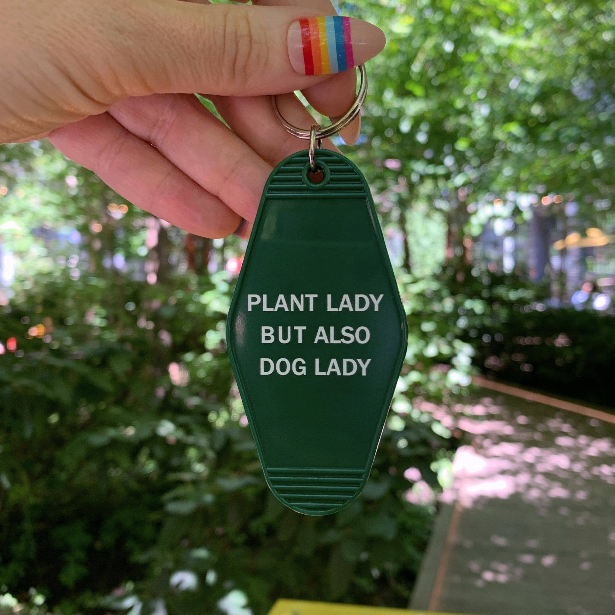 GetBullish – Porta-chaves - Mulher por atacado – Porte-chaves de Motel "Plant Lady But Also Dog Lady" em Verde1