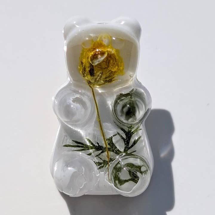 Harz Bären-Pin Konservierte Blumen Natur-inspirierte florale Brosche Frauen Handgemachter Tier-Schmuck, Geschenkidee zum Geburtstag und botanisches Accessoire für den Großhandel von TillyPad Studios