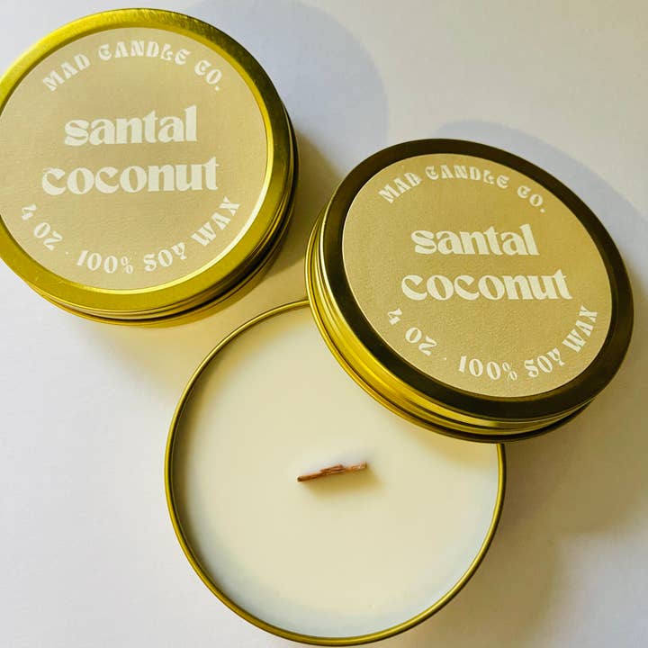 Mad Candle Co. - Vendita all'ingrosso Candele da viaggio - Candela Santal Coconut Soy - Latta dorata da 4 oz e stoppino in legno3