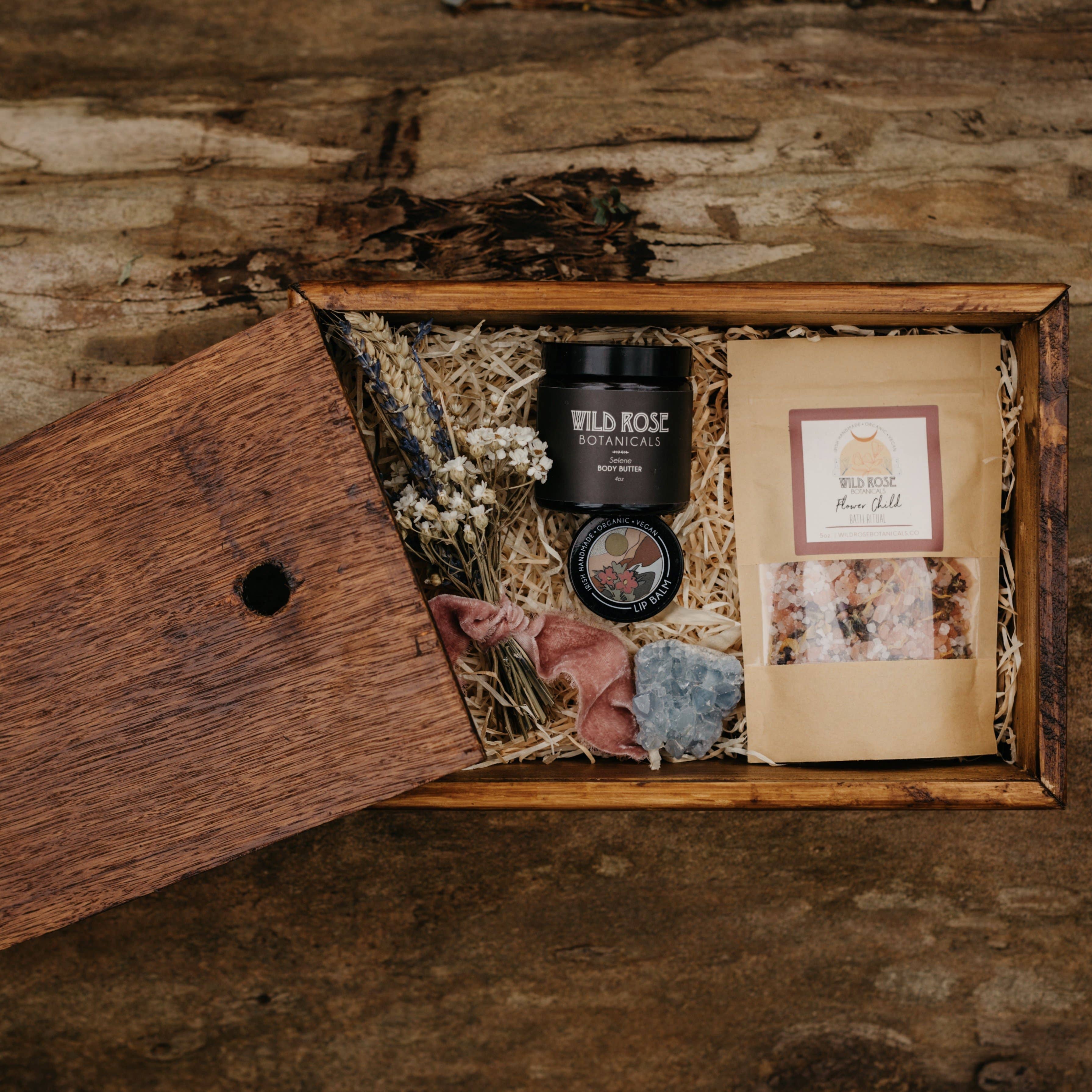 Wild Rose Botanicals – Engroshandel Bade- og kropssæt – Love Thy Self Gaveæske1