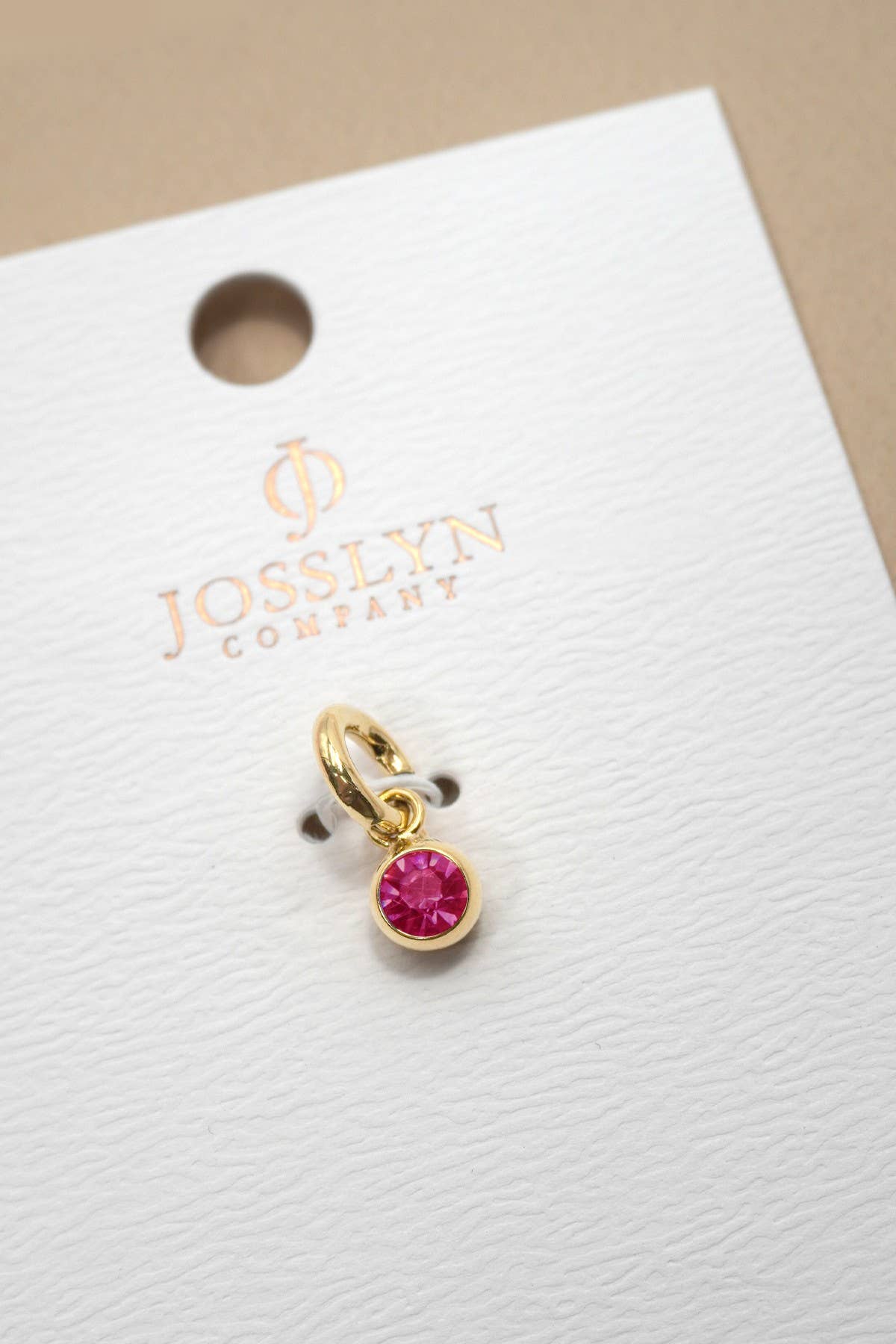 JOSSLYN by wall to wall – Großhandel Individueller Charm/Anhänger – CHARMS-18K Messing Cubic Zirkonia Geburtsstein Charm | 40CM1027