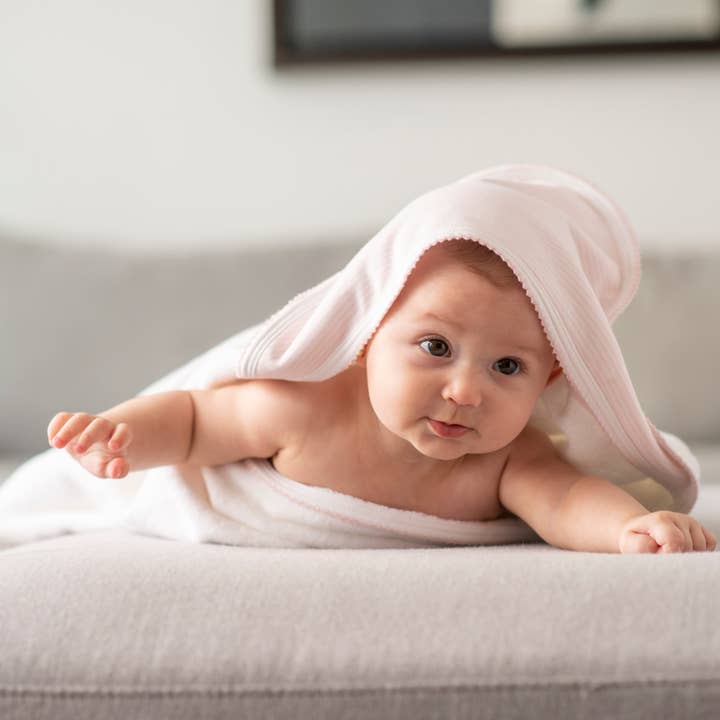 Coffret cadeau Bath Time Pima en coton à rayures roses (serviette+chausson) pour la vente par Pim Baby