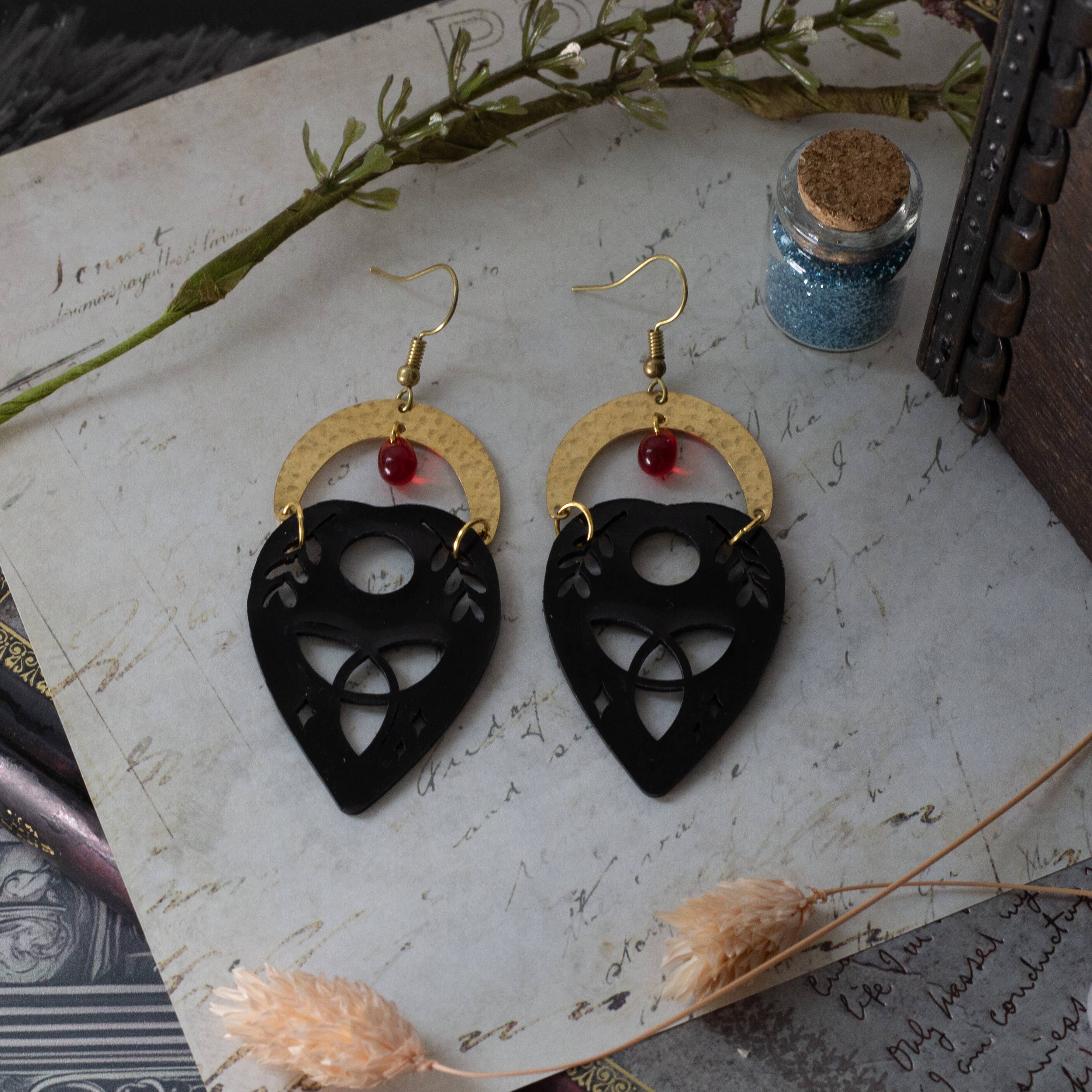 noemie zomby - Wholesale Hangende/ronde oorbellen - Ouija oorbellen van messing en acryl - gothic6