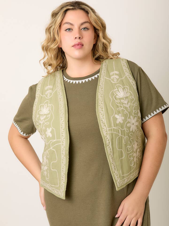 Broderet vest i plusstørrelse for engroshandel hos Polagram by Wellmade USA