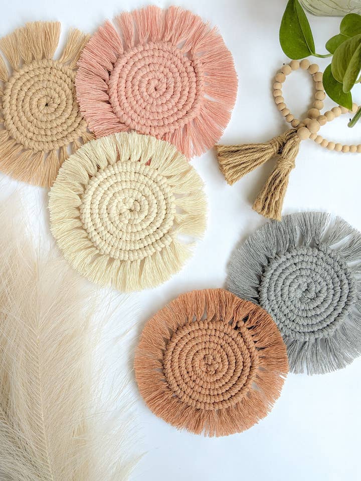 Dessous de verre, sets de table et tapis de bar en macramé fait main pour la vente par The Artisanal Bazaar