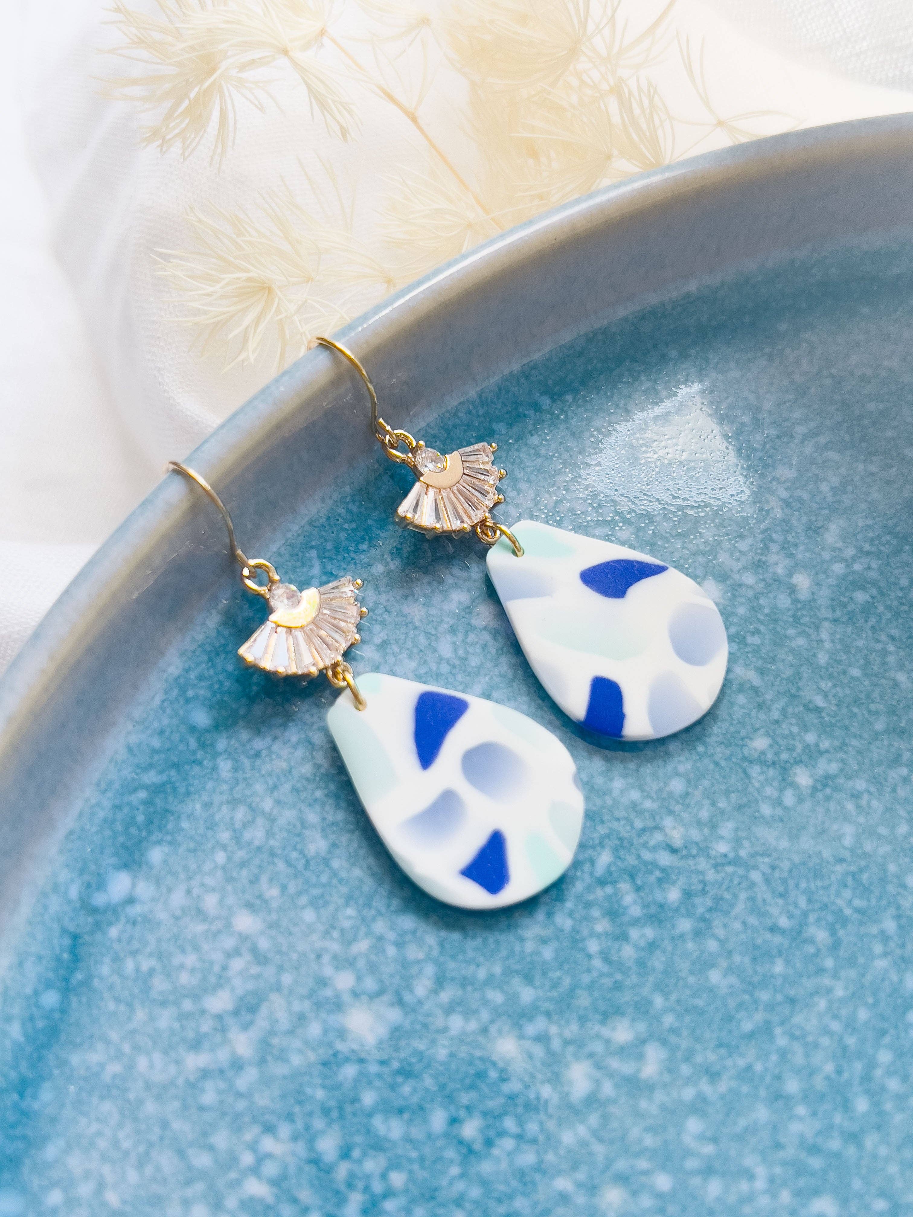 KLAEI DESIGN STUDIO - Vente Boucles d'oreilles pendantes - Col K ✦ Boucles d'oreilles éventail bleues élégantes4