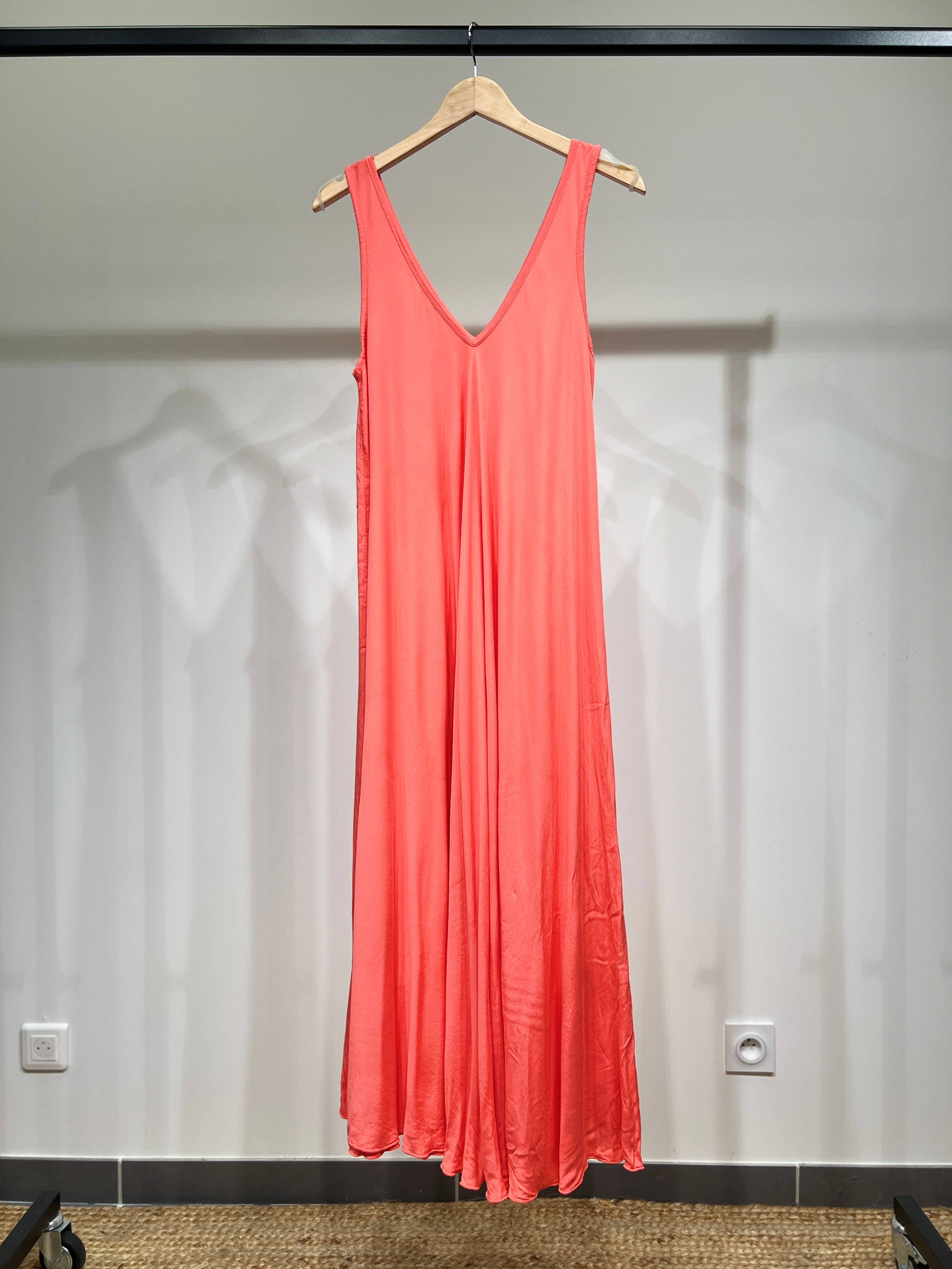 L'Emotion – Großhandel Kleid – Damen – Maxikleid mit V-Ausschnitt und breiten Trägern15