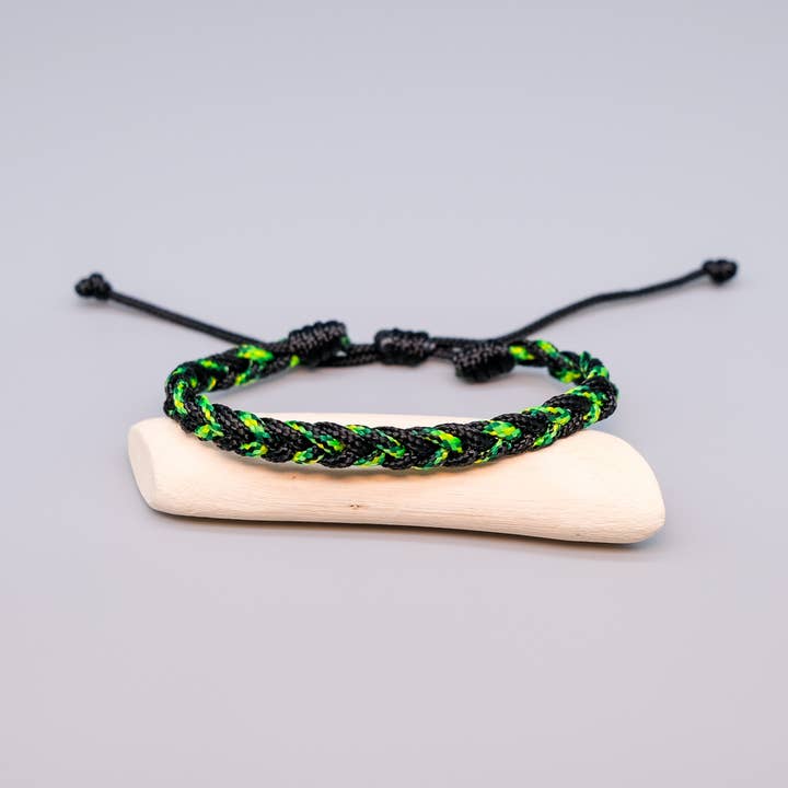 Groene en zwarte gevlochten paracord-armband voor wholesale door La Fabrique du Noeud