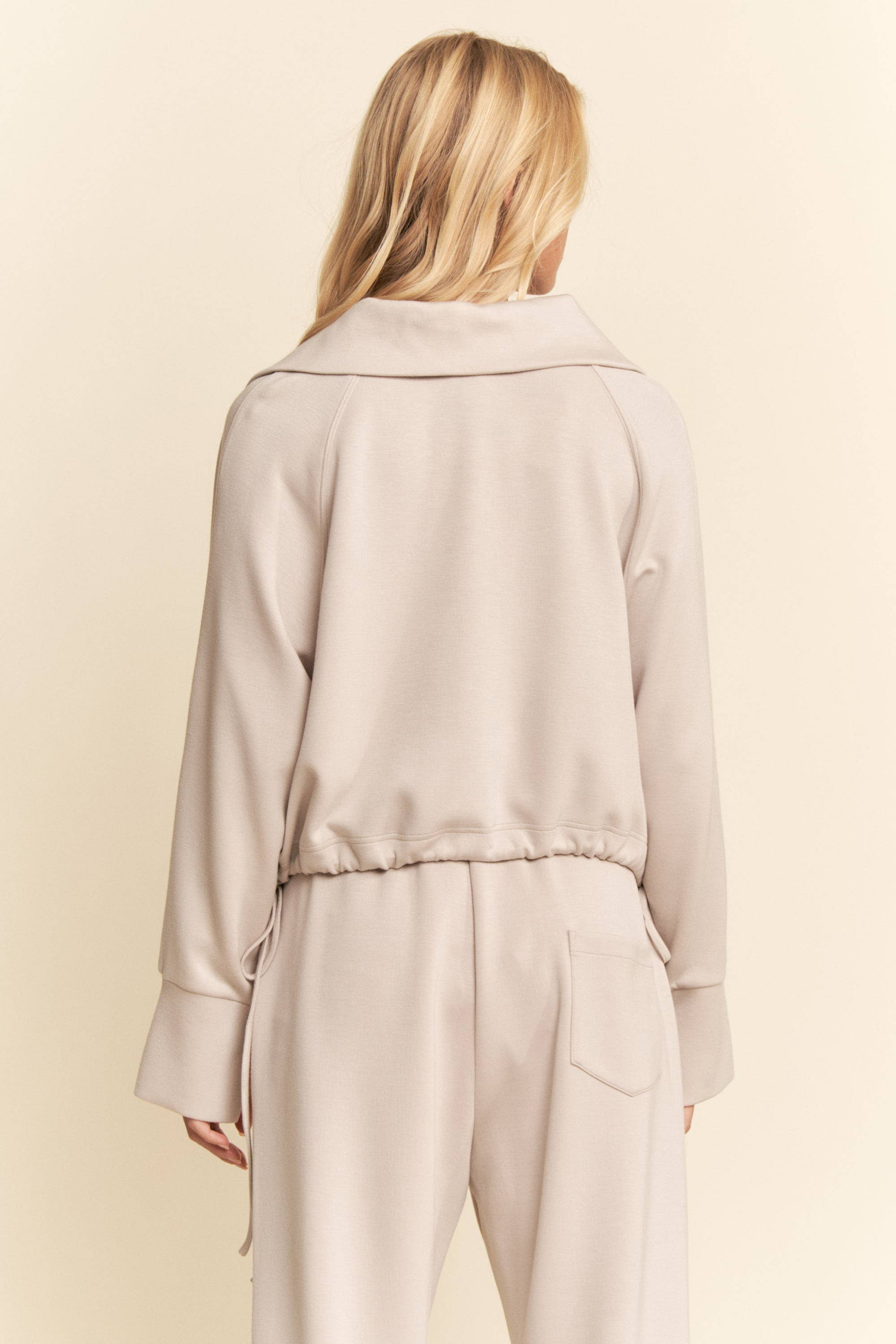 Davi & Dani - Wholesale Blouse - Dames - STEVIGE KORTE TOP MET LANGE MOUWEN EN RITSSLUITING AAN DE VOORKANT3