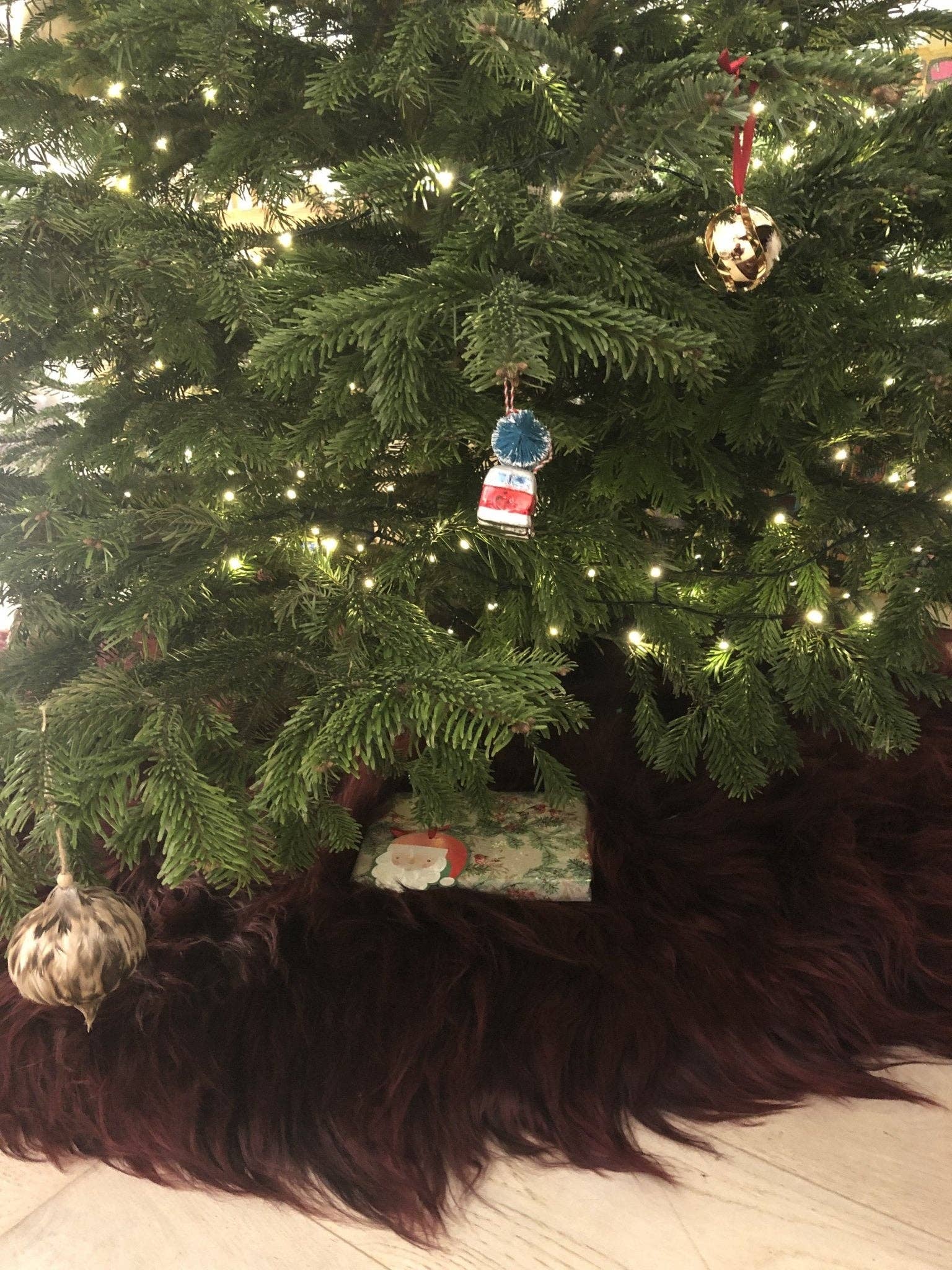 Wildash London – wholesale Julgransmatta – Ultimate Christmas Tree Kjol | Isländsk fårskinn Burgundy6