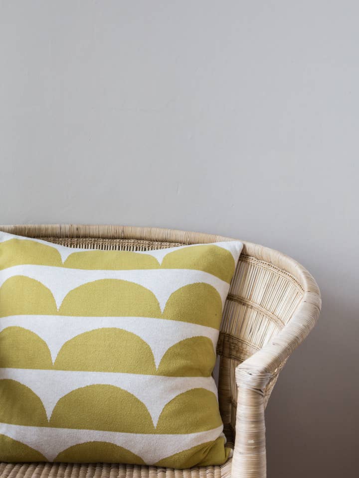 Copricuscino Kamelia Olive, Morbido Cotone Jacquard Lavorato a Maglia per la vendita all'ingrosso da parte di Funky Doris