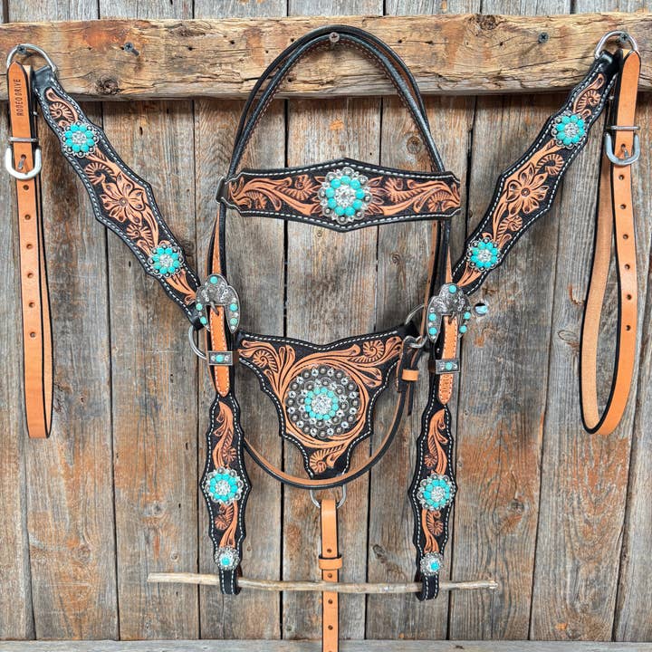 Ensemble de harnachement collier de poitrine gladiateur à une oreille / triangle floral bicolore turquoise et transparent #OEBC509 pour la vente par Rodeo Drive