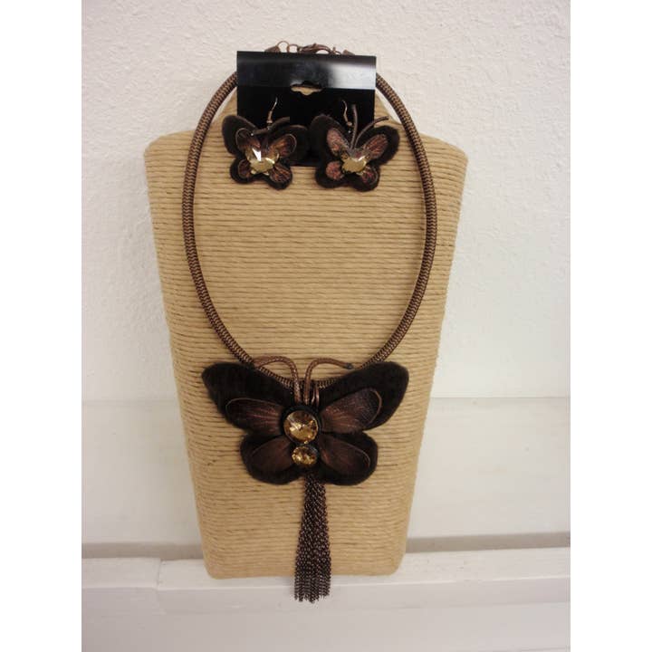 COLLIER À PENDENTIF PAPILLON EN CUIR SYNTHÉTIQUE AVEC CORDON MARRON pour la vente par International Duru's