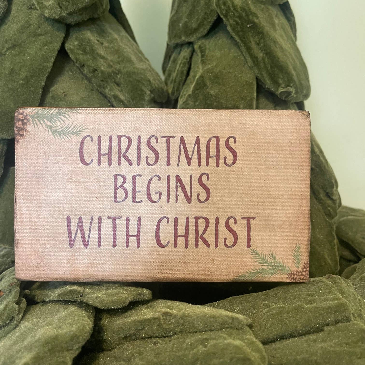 LAND OF COTTON - Wholesale Christmas Decoration - Christmas Begins with Christ -- Pine cone1