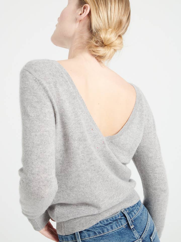 Maglione con collo a V in cashmere MIA 7 per la vendita all'ingrosso da parte di STUDIO CASHMERE8