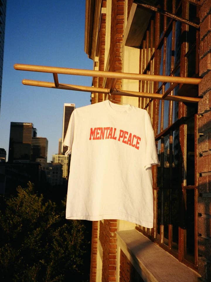 T-shirt rouge Mental Peace pour la vente par Season of Sunday