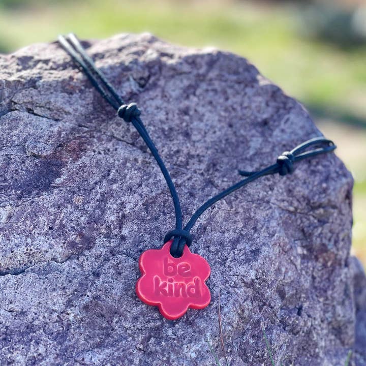 Be Kind Halskette mit Blumenmotiv für den Großhandel von Ben's Bells