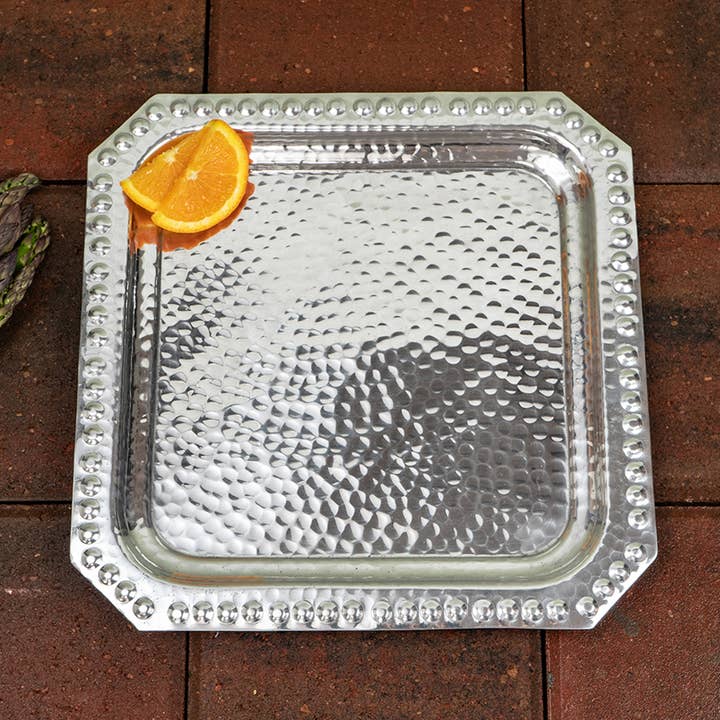 Vassoio quadrato martellato e perlato da 12" per la vendita all'ingrosso da parte di India Handicrafts Inc