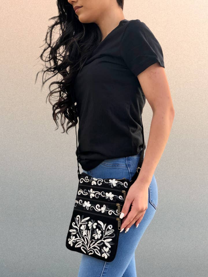 Sac à bandoulière en daim blanc et noir brodé pour la vente par Rayz Intl