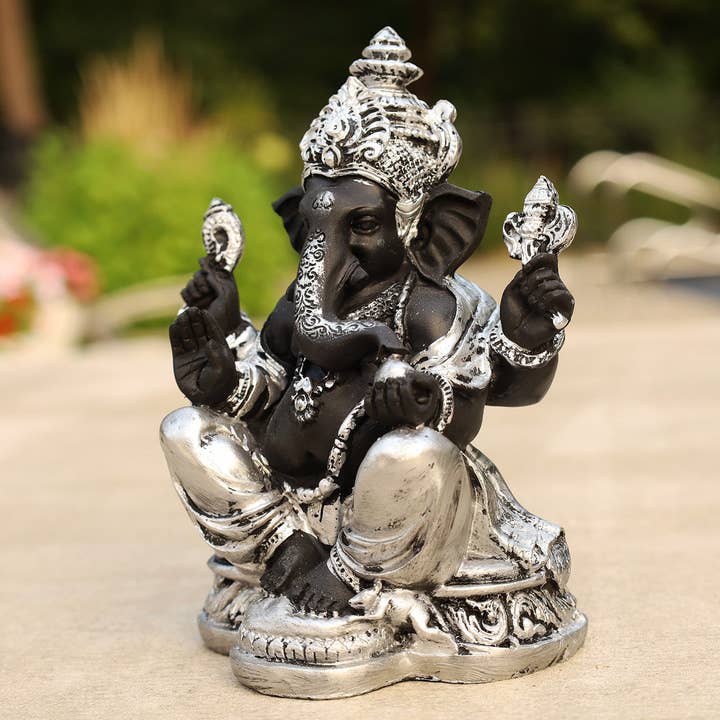 Estatua de Ganesh, dios hindú elefante del éxito, de resina fría con acabado plateado para venta al por mayor de Lungta Imports
