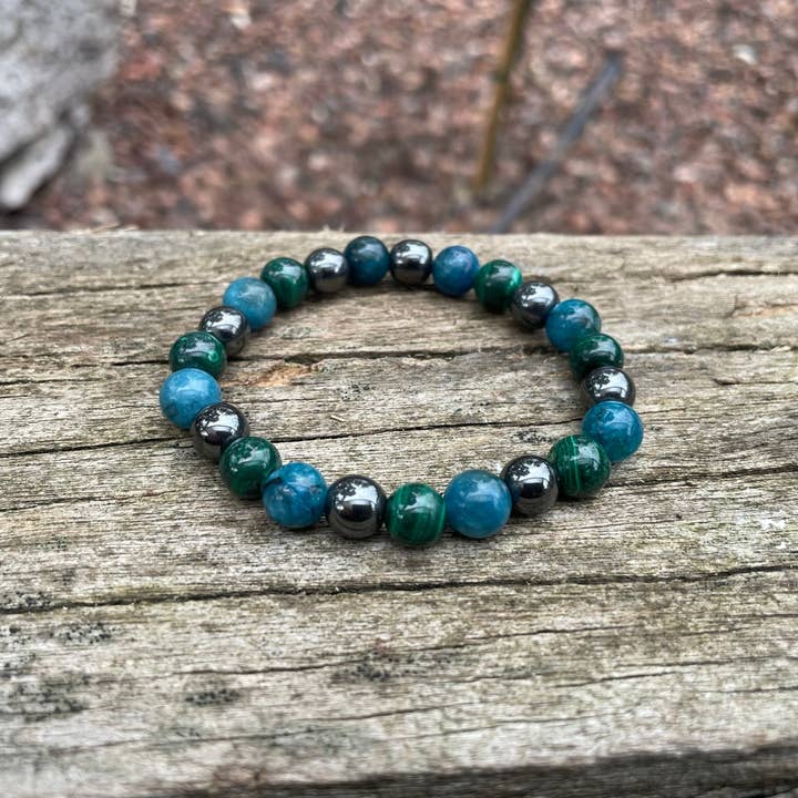 Bracciale per litoterapia in malachite, ematite e apatite da 8 mm per la vendita all'ingrosso da parte di Boutique Bohème
