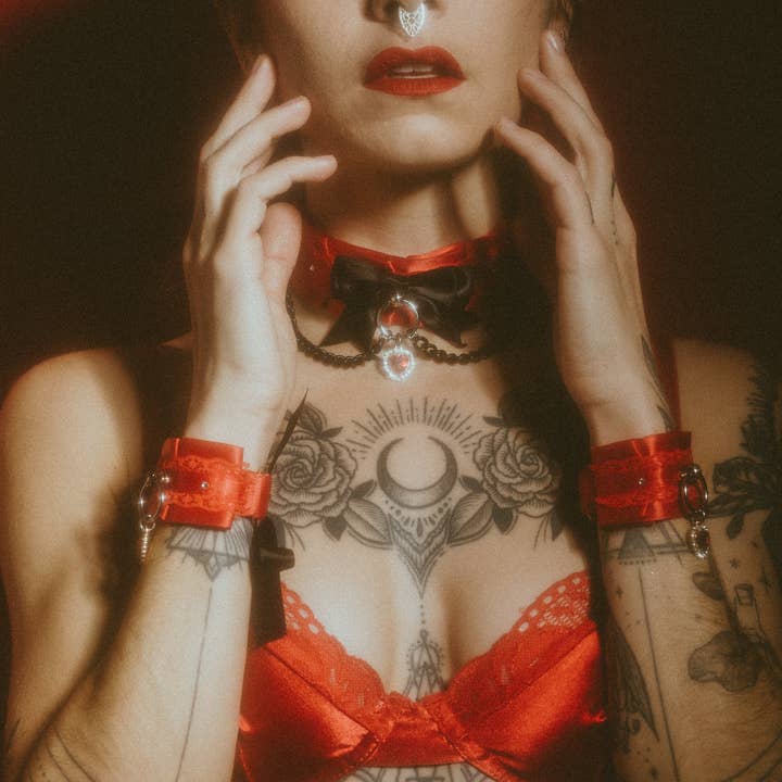 Valentijnsdag 2025 Luxe set Rood ( halsband + manchetset ) voor wholesale door Naughty Pawsies