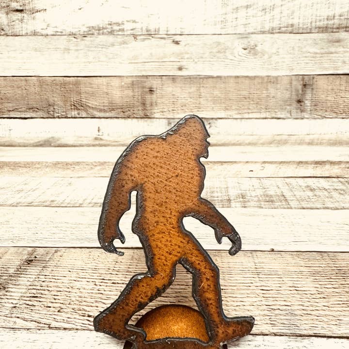 Universal Ironworks USA - Vente Figurine décorative - Figurine Bigfoot Doodad Yeti Sasquatch en métal, cadeau sur pied