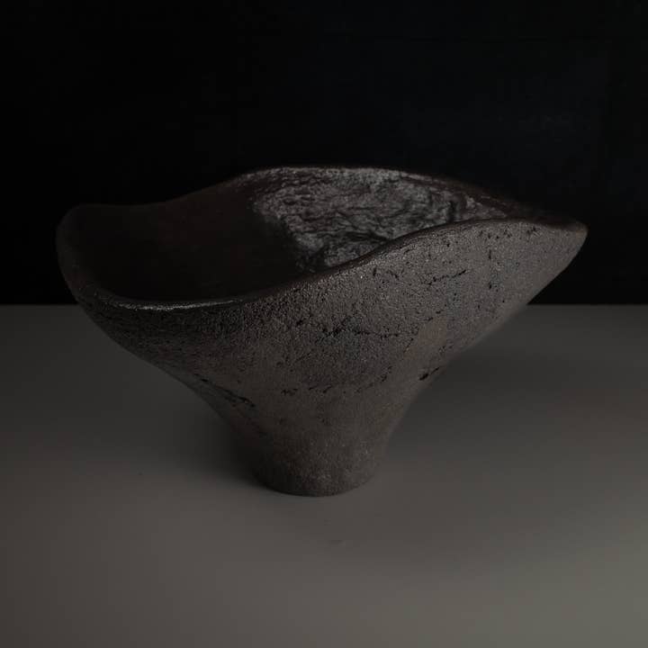 Decorative bowl on concrete stand | Design Eiapit for wholesale by Eiapit