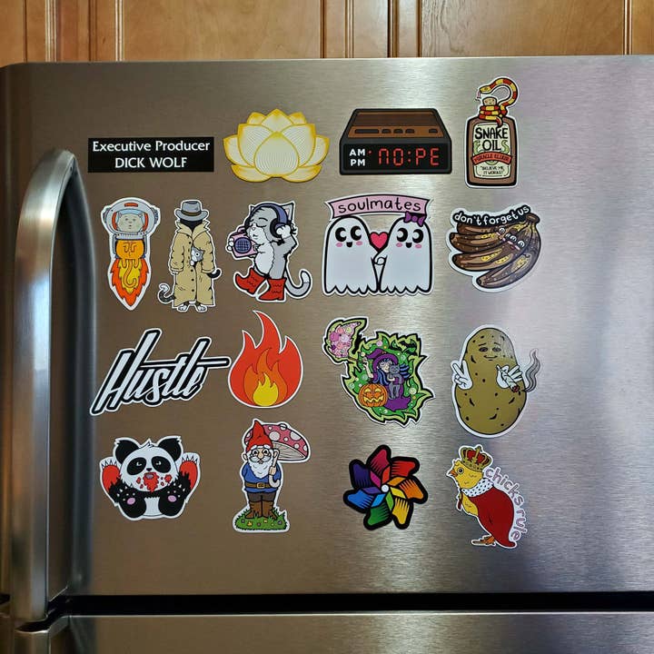 Kolorspun Pins - Wholesale Magnet - 3 Cats in a Trench Coat Vinyl Magnet