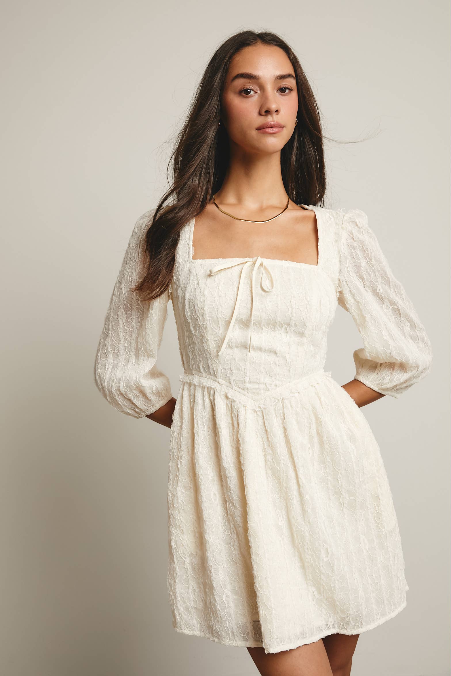 Forte – Vestido - Mulher por atacado – Vestido Mini com Mangas Bufantes em Renda Texturizada FD00027