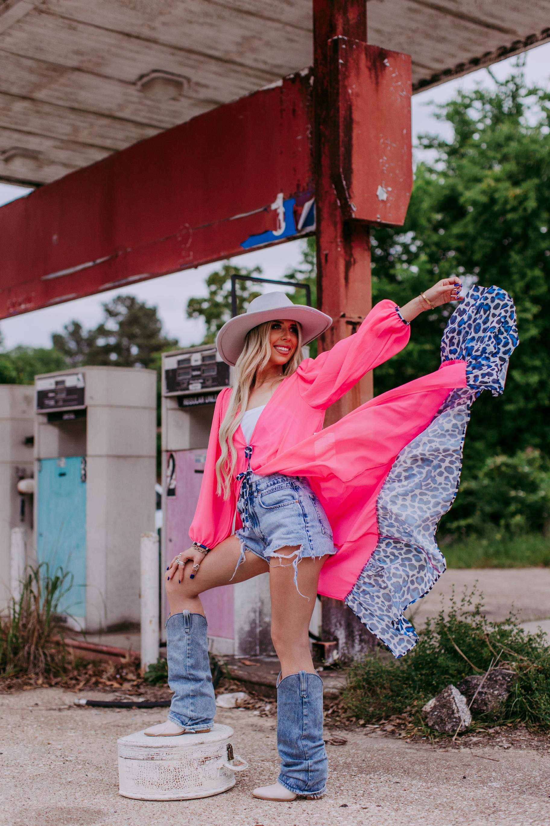 Rosa Kimono de gasa MK356 en rosa con estampado de leopardo de venta al por mayor en Faire4