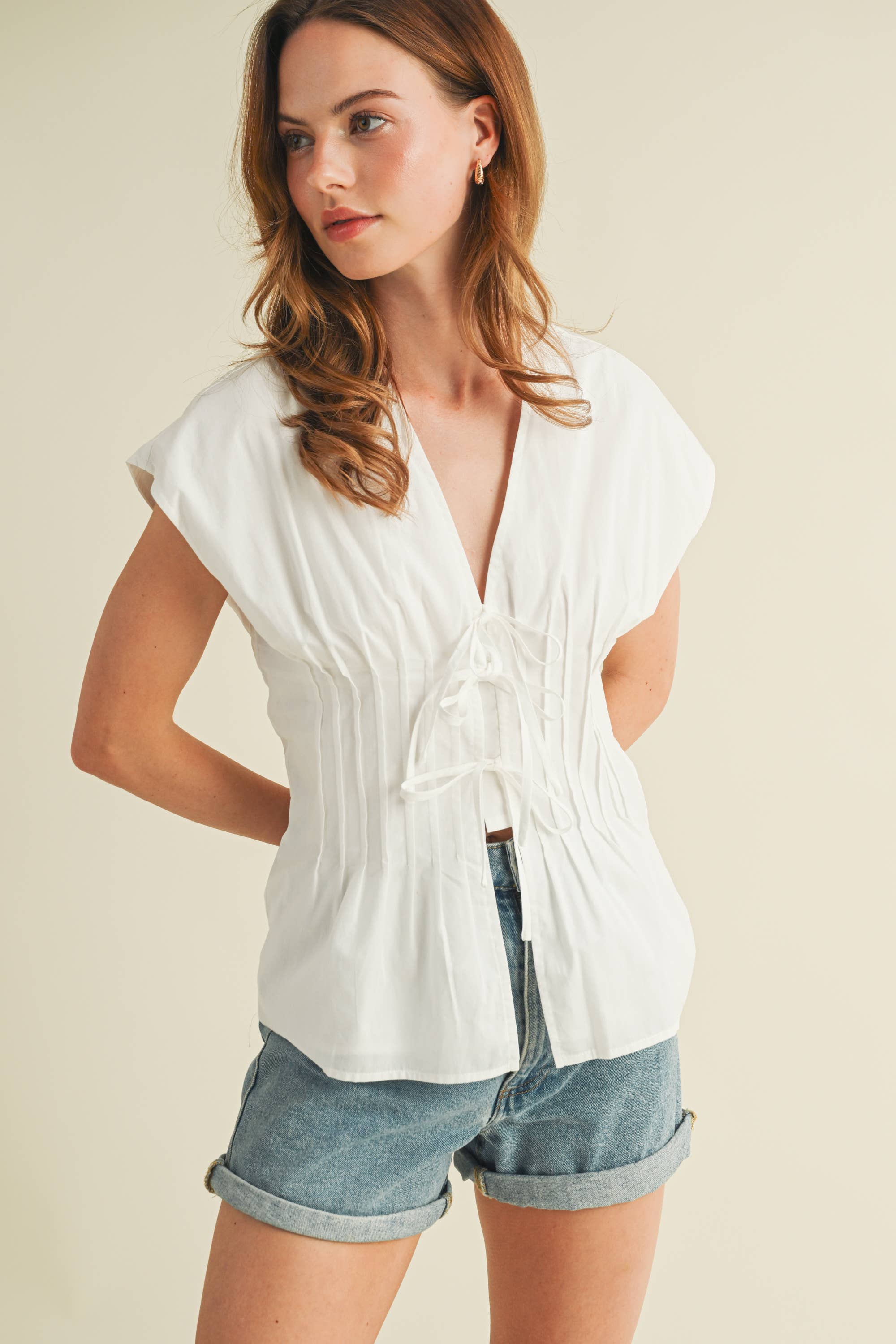 Branco CT17073A - TOP PLISSADO COM LAÇO NA FRENTE para venda a revendedores na Faire6