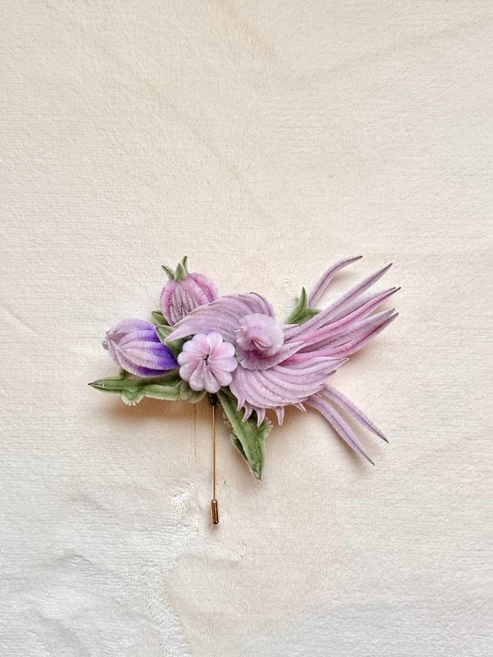 "Le Printemps" : Fleurs en Velours de Soie Déclaration en Doux Violet pour la vente par Crimson Hong