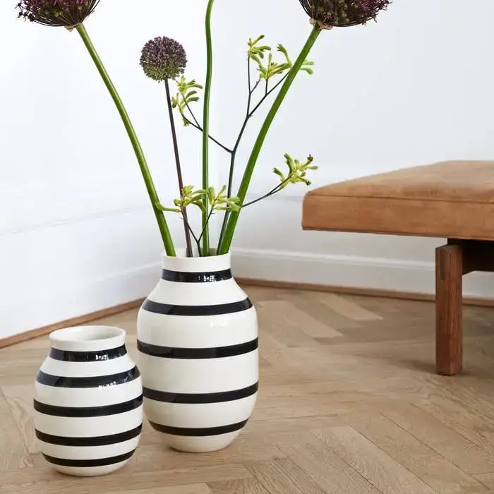Danish Design Collective - Vente Vases - Kähler - Omaggio - Grand vase en céramique peint à la main - noir3