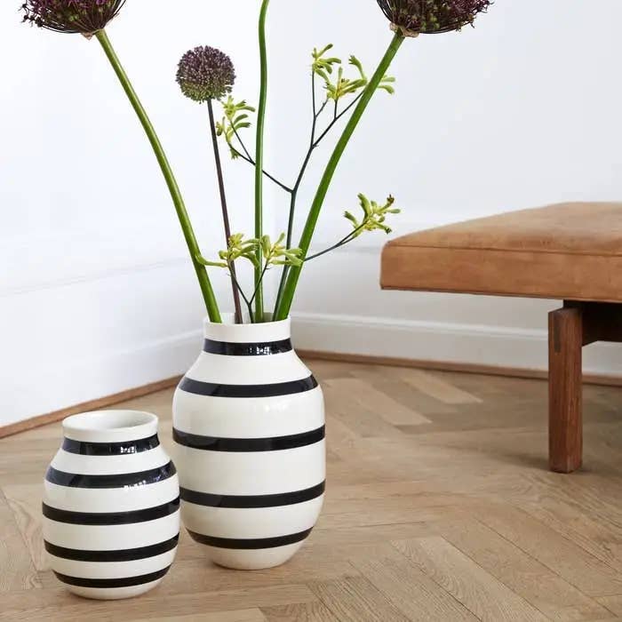 Danish Design Collective - Vente Vases - Kähler - Omaggio - Grand vase en céramique peint à la main - noir3