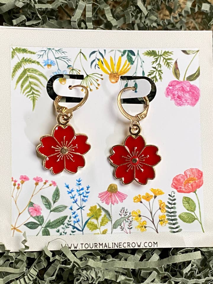 BOUCLES D'OREILLES EN FORME DE FLEUR DE CERISIER EN ÉMAIL ROUGE DORÉ pour la vente par Soraya Moon Co.