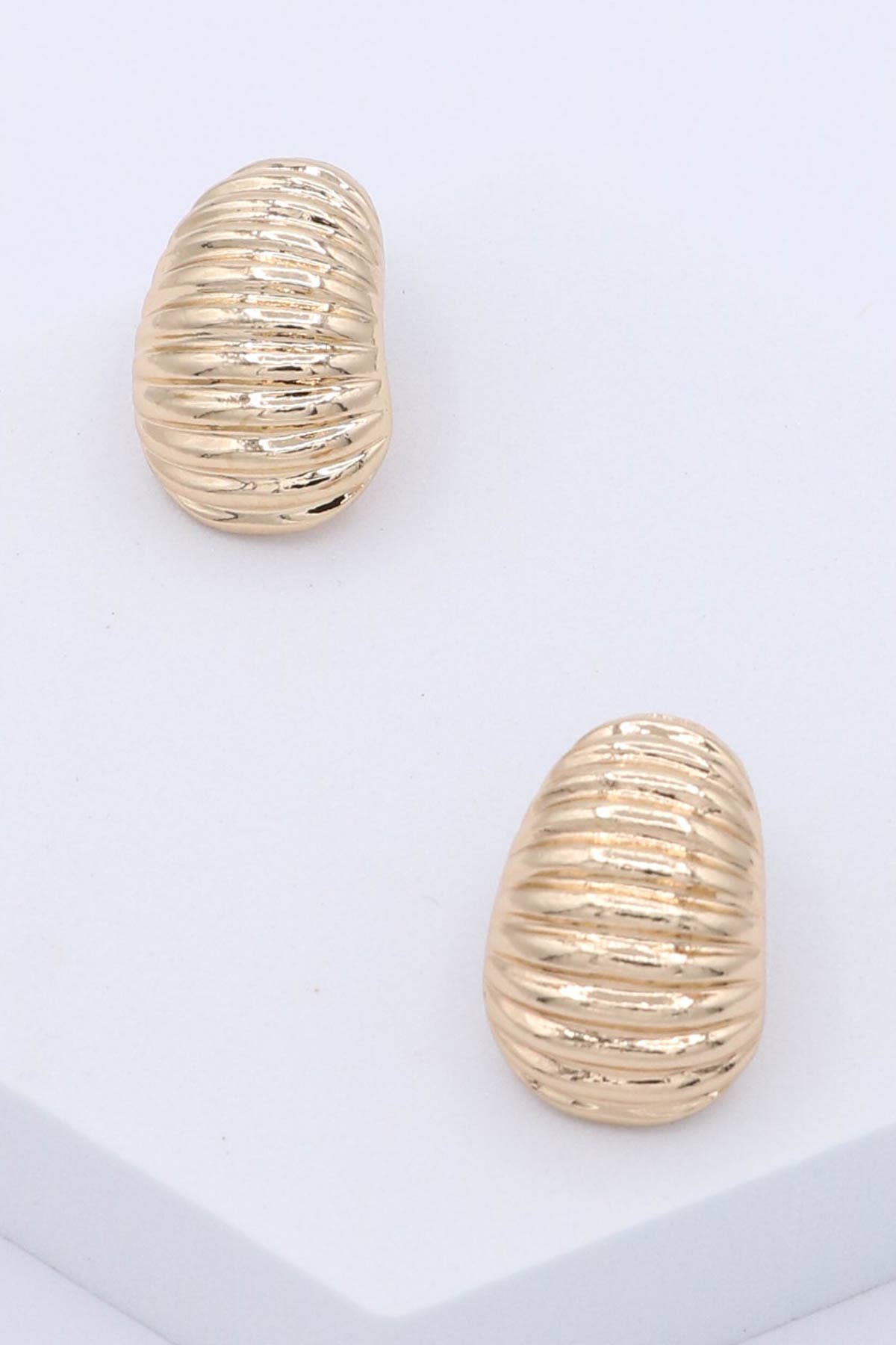 Mint & Shine – wholesale Solitärörhängen – Örhängen med metallribbad textur0