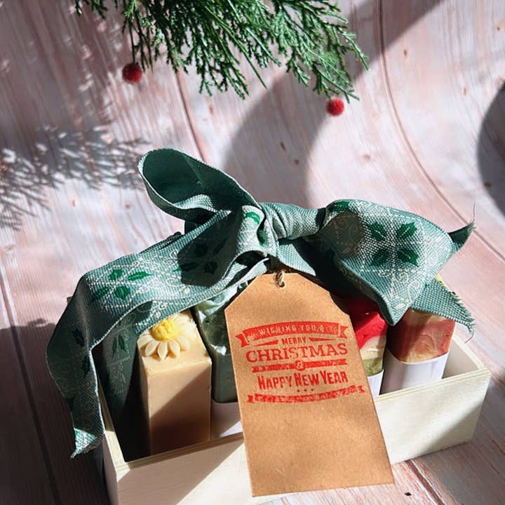 LaVic Organics – Engroshandel Sæbestykke – Trækasse + 3 sæbe + sæbesparer1