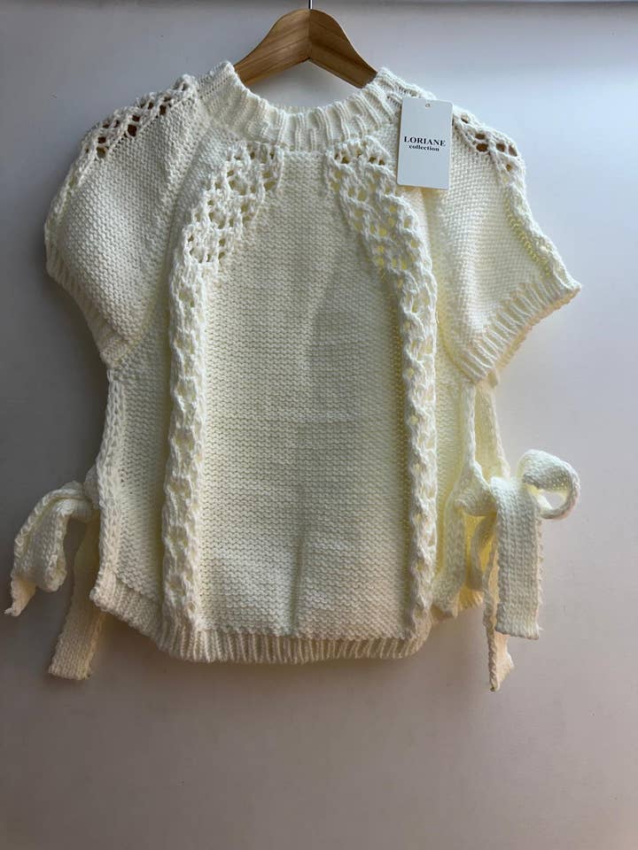 LORIANE - Wholesale Knitted jumper – Women′s - 129 sweater Vest/Ponchos
Two knots to tie on the side4