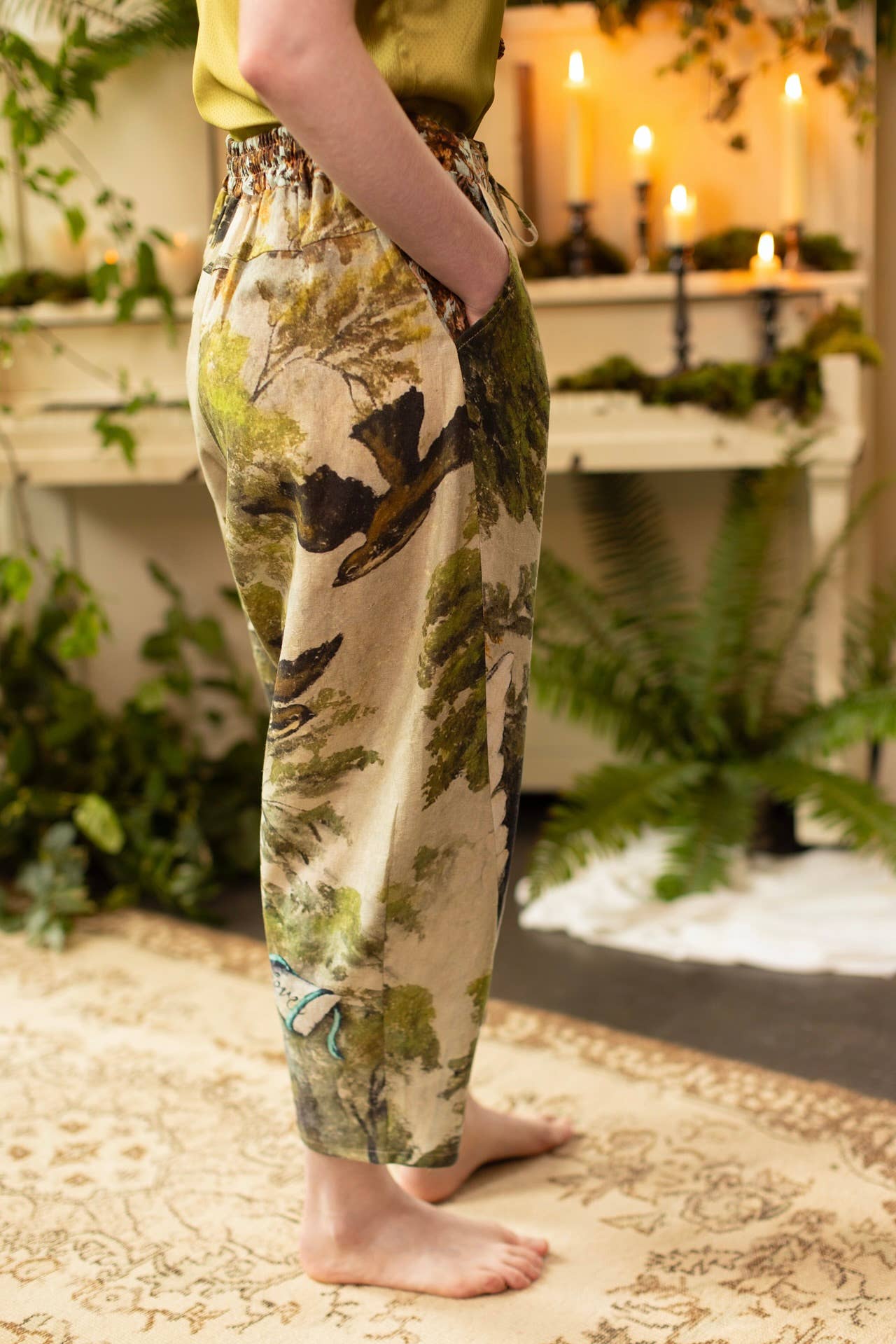 Market of Stars (USA) – Calças - Mulher por atacado – Calça Cropped Artist Linen com Estampa de Cisne e Pássaros5