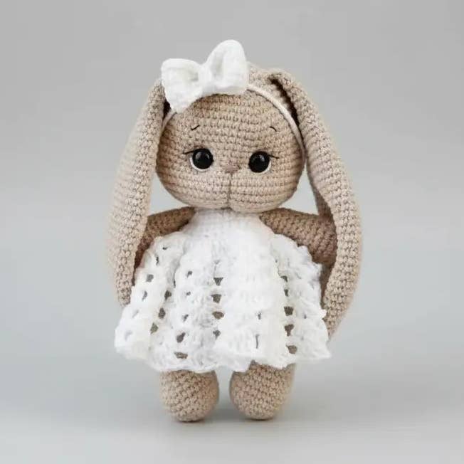 Coniglietto all'Uncinetto in Abito Bianco Elegante Giocattolo per la vendita all'ingrosso da parte di Joy Gift London