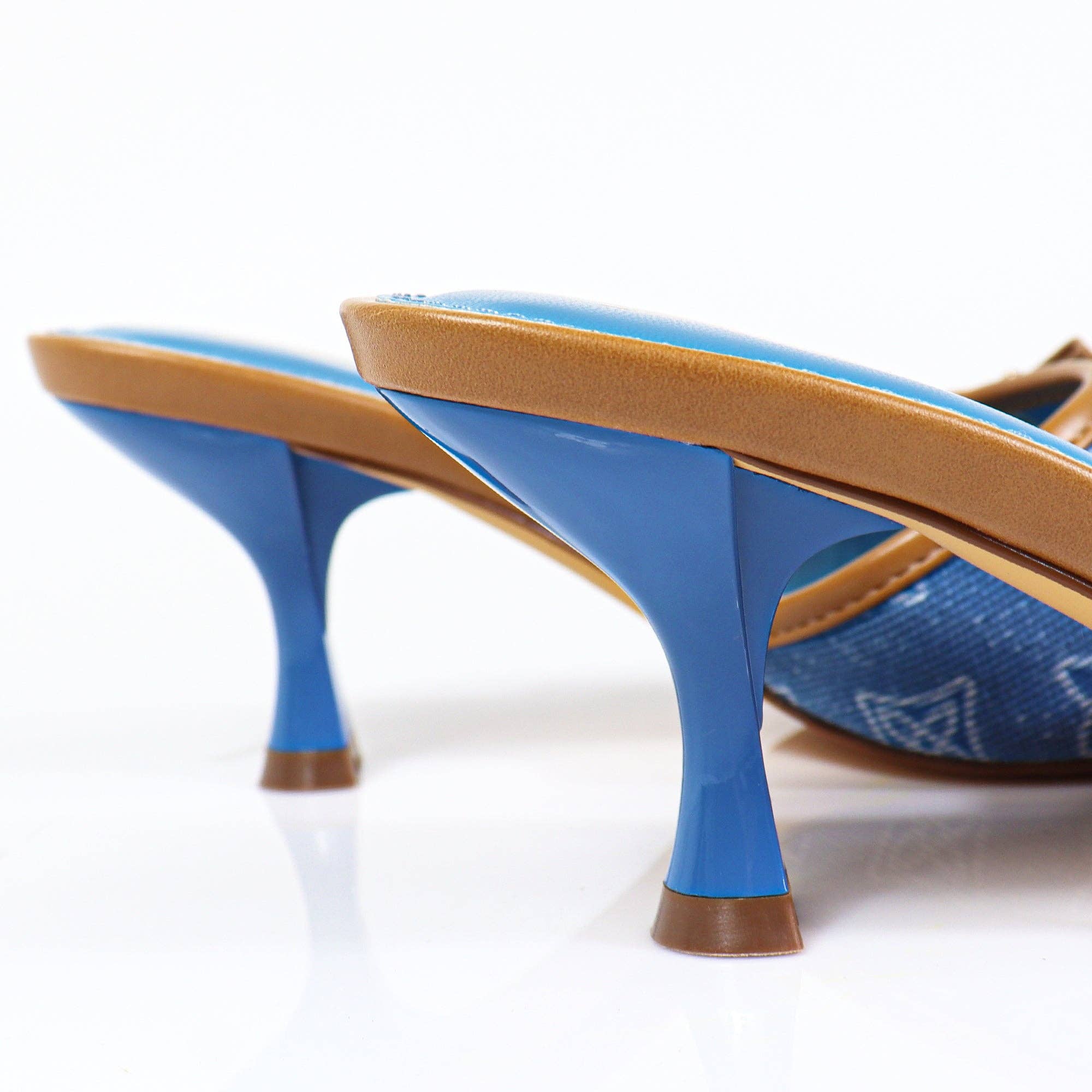 Denim DANA-1 MULE À BOUT OUVERT IMPRIMÉ TALON KITTEN EN DENIM en vente sur Faire5