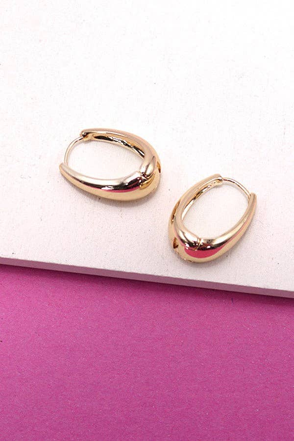 GOLD OVAL CHUNKY HUGGIE HOOP EARRINGS | 10E3032476 for wholesale on Faire2