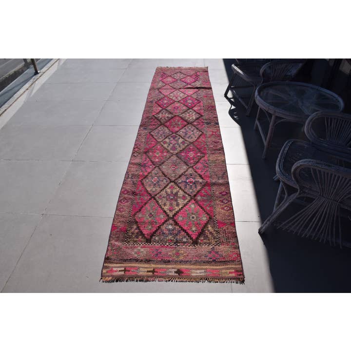 Vintage-Teppich, 2,5x11,4 ft Läuferteppich, Pink Geometrisch mit floralen Elementen Wolltürkischer Teppich für den Großhandel von The Loom Wholesale