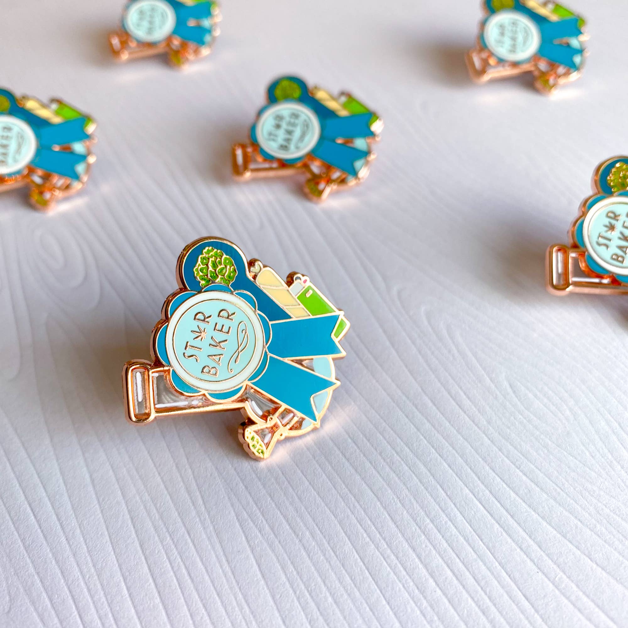 Chelzart - Vente Épinglettes/boutons - Épinglette Star Baker | Épinglette en émail Weed | 420 Friendly Accessory5