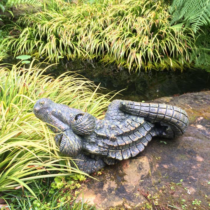 GSI Homestyles - Venta al por mayor Adornos/decoración de exteriores - Estatua de Jardín Caimán Acostado Toad Hollow™1