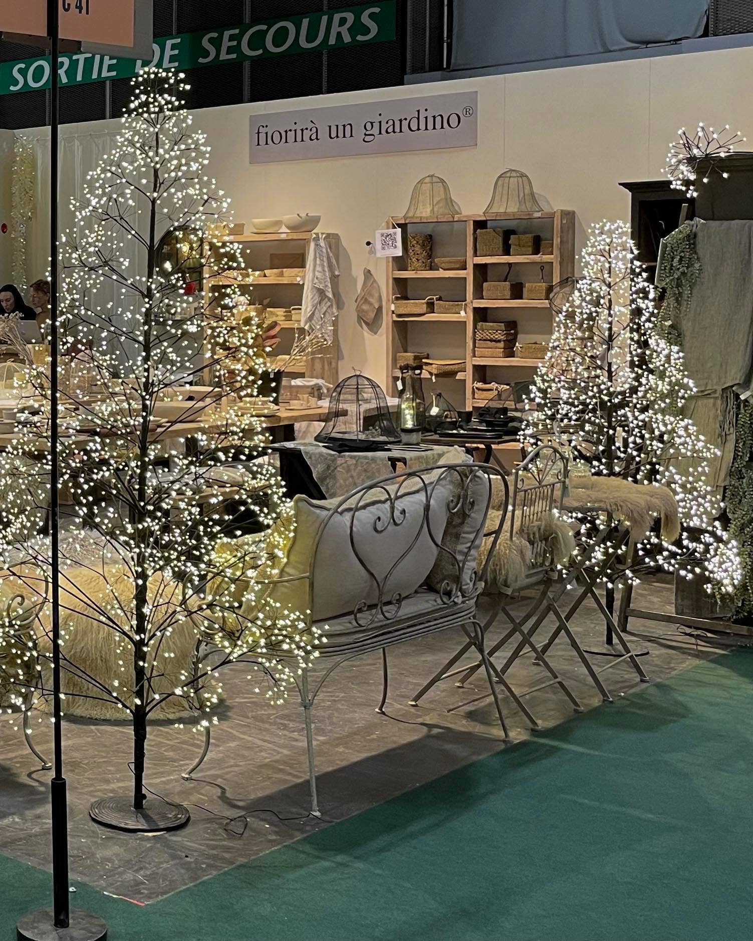 Fiorirà un giardino - Vendita all'ingrosso Alberi di Natale finti - Pino Nero 3000 Led Interno/Esterno D110 H210 cm1