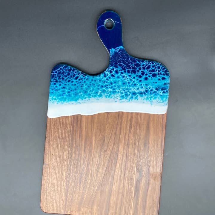 Valnöt böjd servering/skärbräda i havet för wholesale av The Weathered Dragonfly